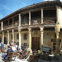 Vistas de la terraza y la entrada del restaurante