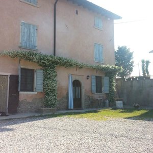 vista esterna posteriore della struttura (da dove si accede)