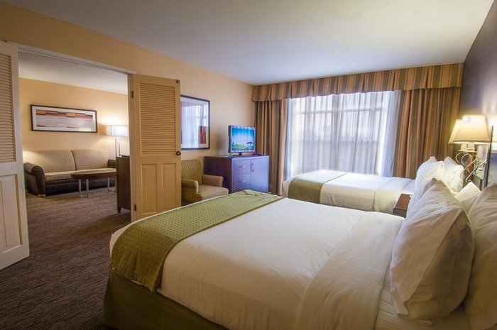 Holiday Inn & Suites Anaheim, an IHG hotel Rooms: Pictures & Reviews ...