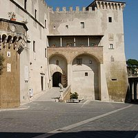 Pitigliano, Palazzo Orsini, Ingresso