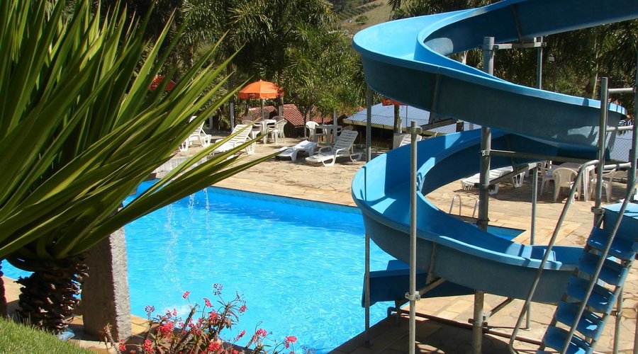 Piscina com toboagua e cascata