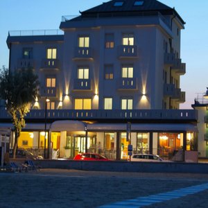 hotel delfino frontemare, tramonto, spiaggia