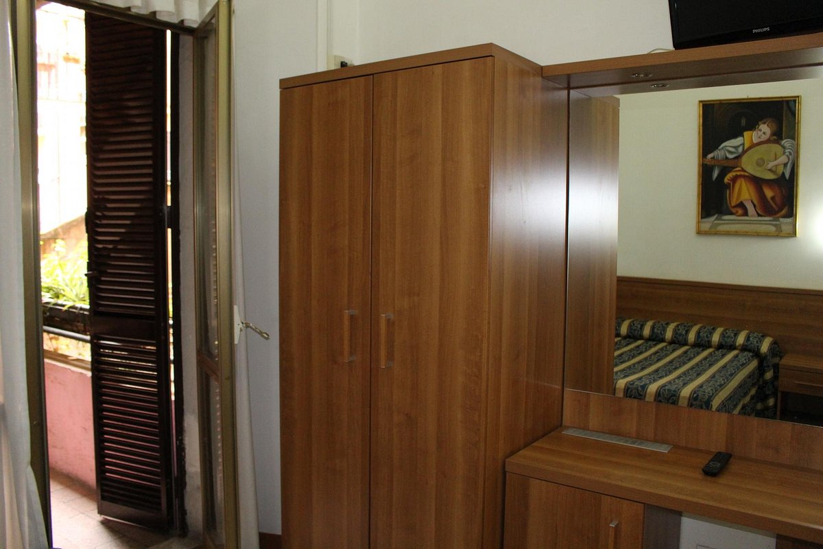 Bagno cieco con ventola di aspirazione PIENA di polvere accumulata - Foto  di Hotel Bolognese, Roma - Tripadvisor