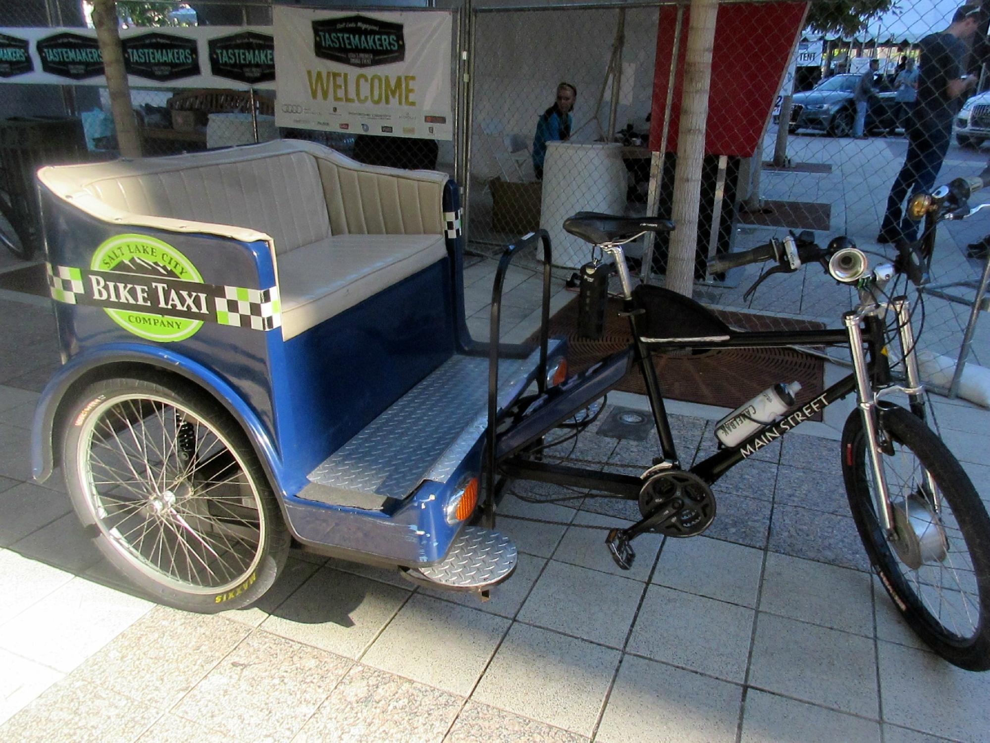 Bicycle clearance taxi trailer