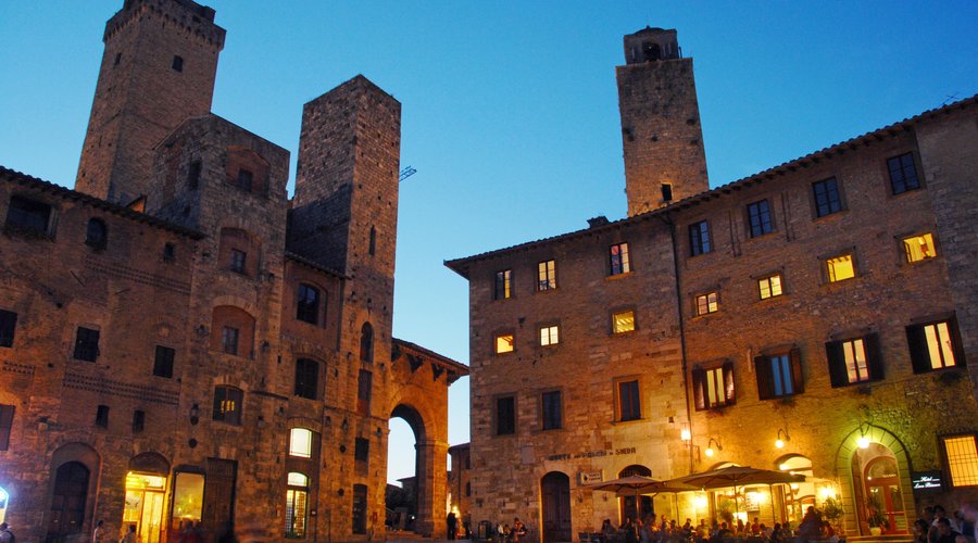 la piazza di sera