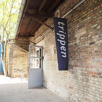 敷地の一画がTrippenのアウトレット店舗と倉庫