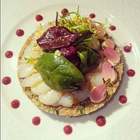 Carpaccio de Saint Jacques fraîches à l'huile de homard et quinoa à la sauce vierge