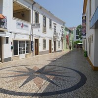 La fachada de la derecha, pertenece al Centro Cultural de Lagos