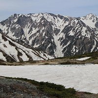 八方池は雪に覆われていました
