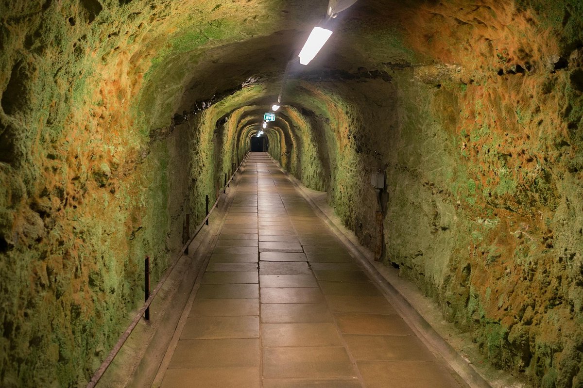 Bouillon: le grand souterrain, Ce long souterrain dessert d…