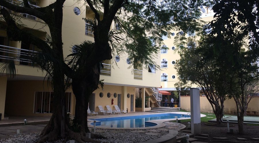 Área verde com piscina.