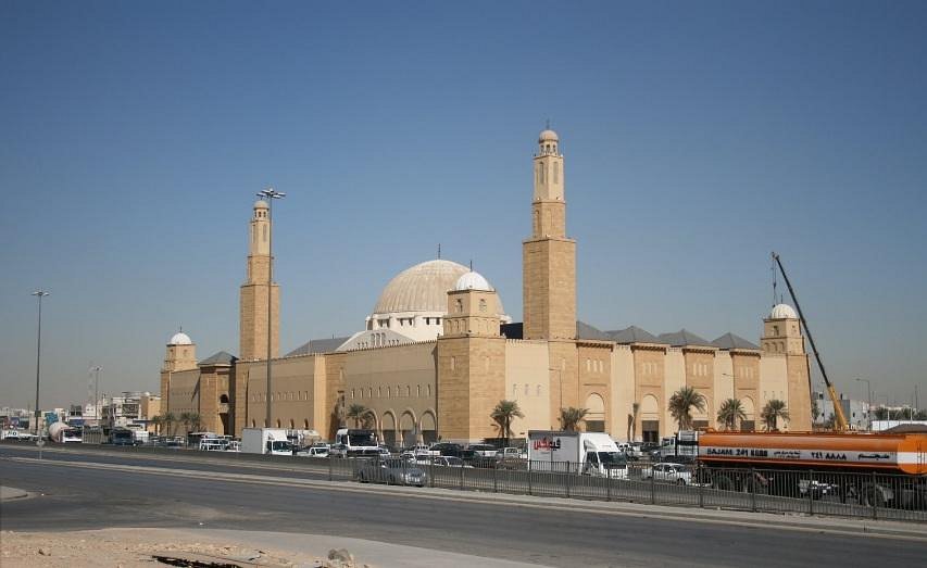 Nearer al. Саудовская Аравия Эр-Рияд мечеть. Мечеть в Эр Рияде. Мечеть Аль Раджи Саудовская Аравия. Эр Рияд храмы.