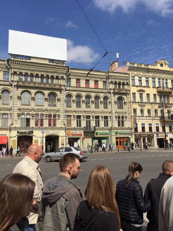 Войдя в комнату он осмотрел всех