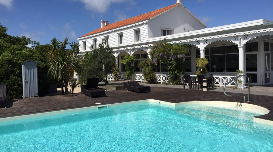 Piscine et hotel, dos à la mer