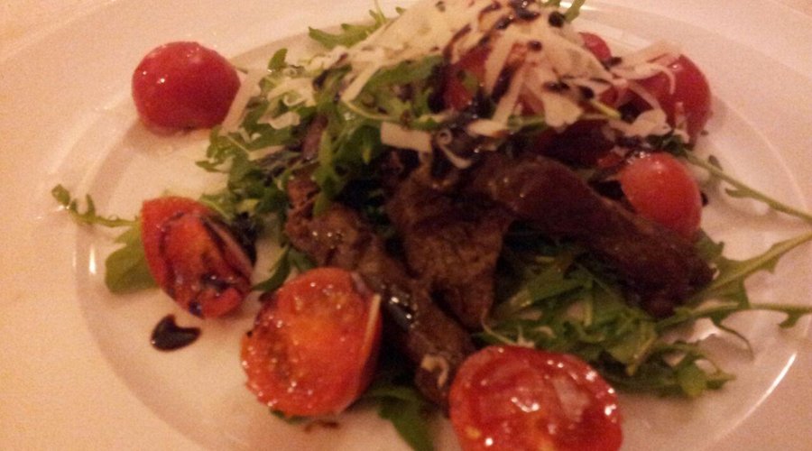 Tagliata con rucola, grana e pomodorini