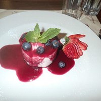 La mousse de fruits au coulis de fruits rouges