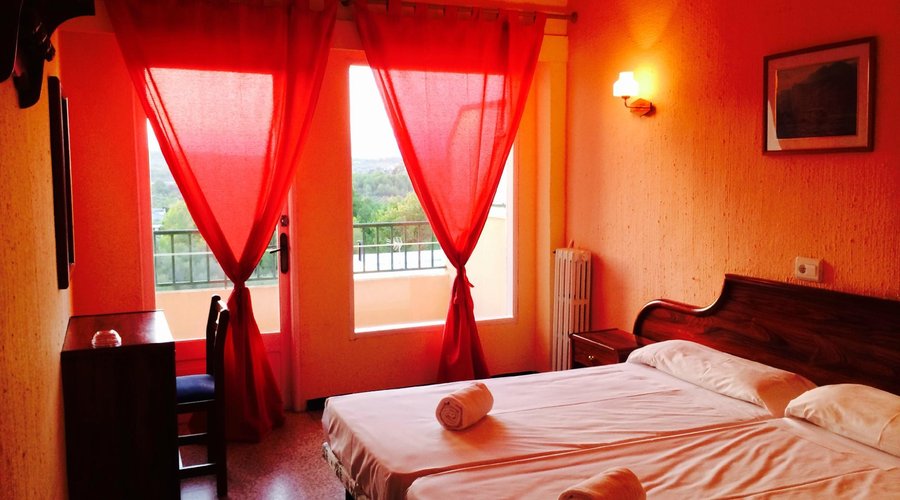 DOUBLE BEDROOM