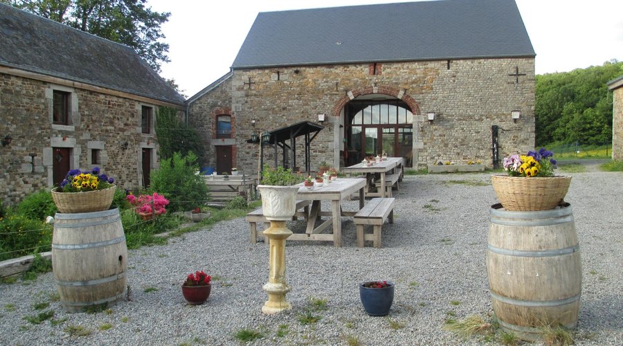 Het gezellige binnenterrein met tafels, BBQ en kruidentuin