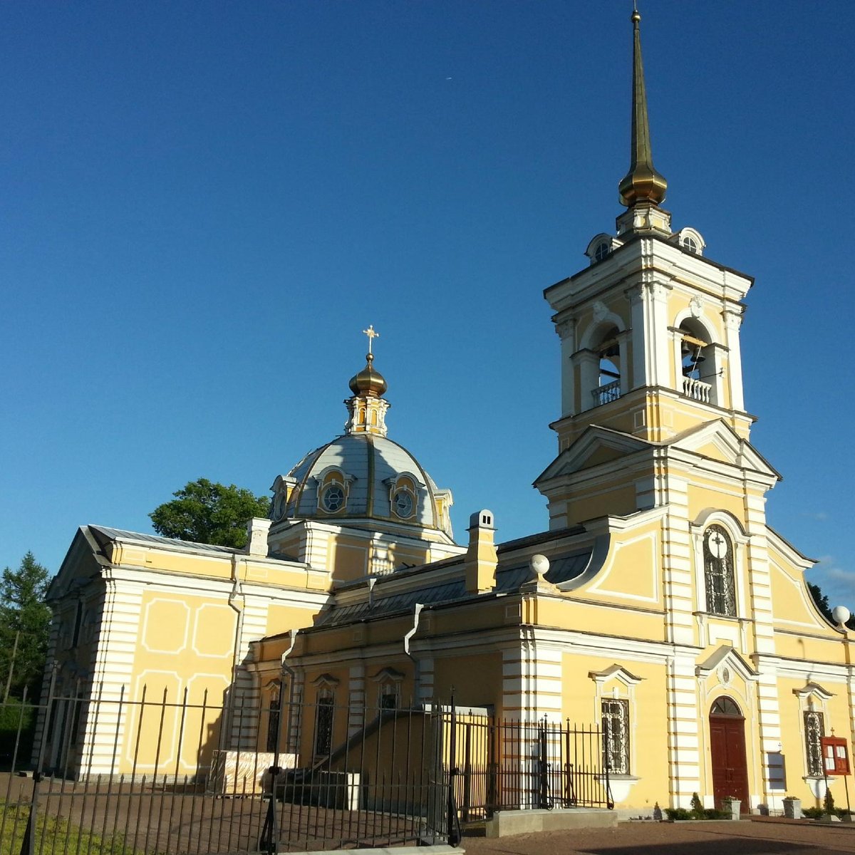 Годы красного села. Храм Святой Троицы в Красном селе. Церковь Троицы Живоначальной в Красном селе. Церковь Пресвятой Троицы красное село. Троицкая Церковь в Красном селе СПБ.