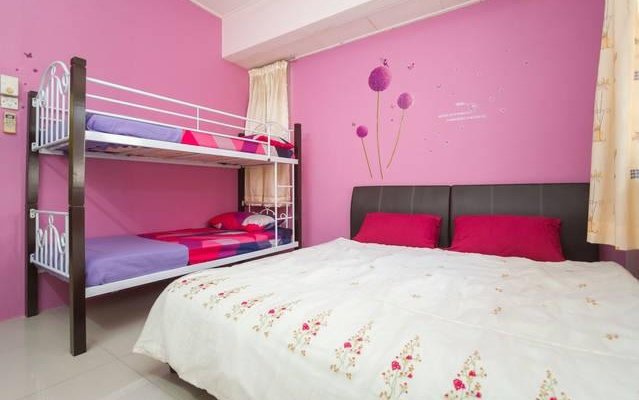 3 bedrooms  equipped with a queen size bed, 4 single bed(can be combine to one big bed) and 2 do