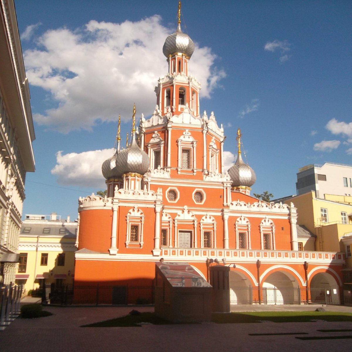 Храм знамения иконы божией. Храм знамения иконы Божией матери Москва высокое качество. Храм в Романовом дворе Москва. 1691г – Церковь знамения на Шереметевом дворе - Москва. Храм Знамение Москва Охотный ряд.