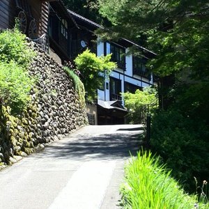 バス停、ホテル入り口の坂、今回泊まったお部屋、