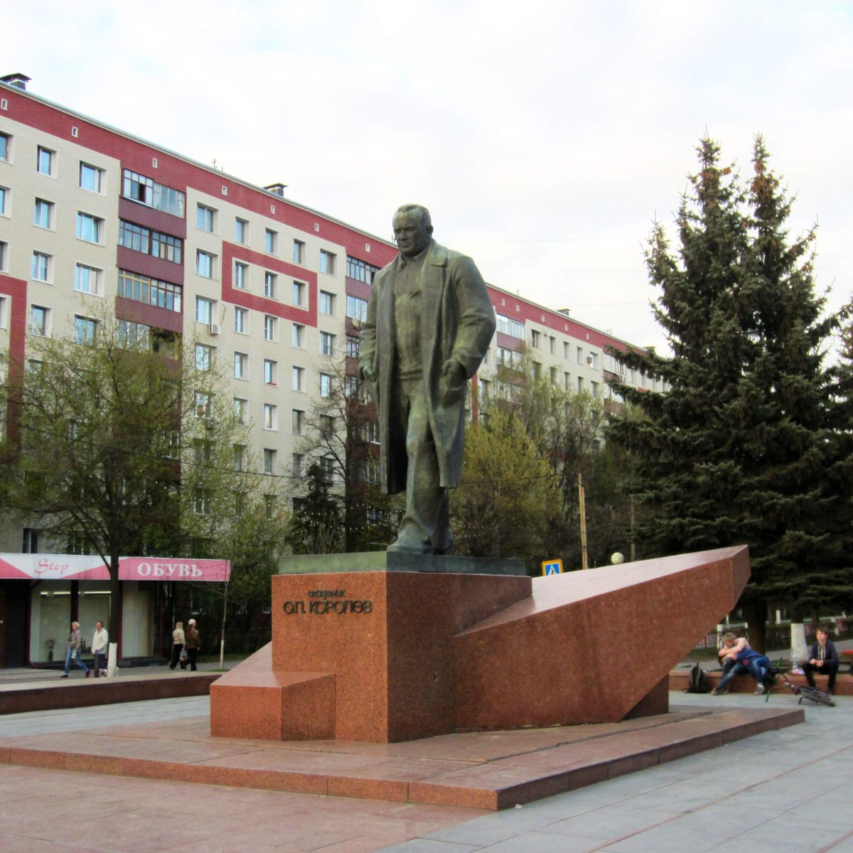 Королев где можно. Королев памятник академику с.п.королеву. Памятник королеву на проспекте Королев. Королёв город Московская область достопримечательности. Достопримечательности города Королев 2022.