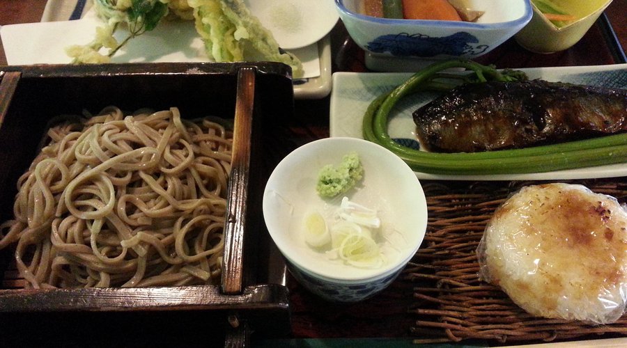 定食「かぁちゃん」10割そば、身欠きにしん、ワラビは丸々一本。おいしいよ、どれもおばちゃんたちの手作り！