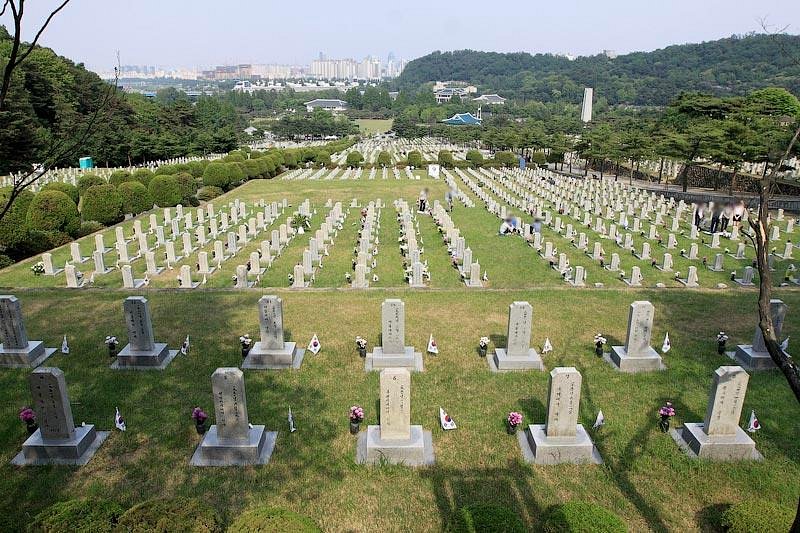 Как выглядят корейские кладбища. Сеульское национальное кладбище. May 18th National Cemetery Корея. Кладбище в Южной Корее. Кладбище в Сеуле.