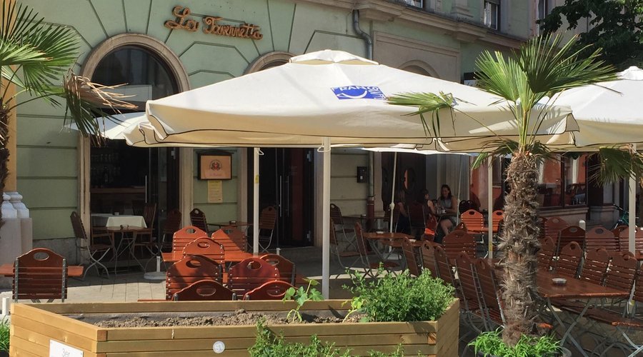 Gastgarten. Mittags gut besucht. Hier 16h nachmittags