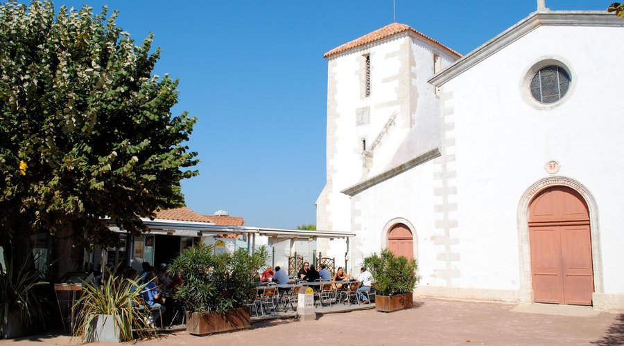 Au pied de l'église