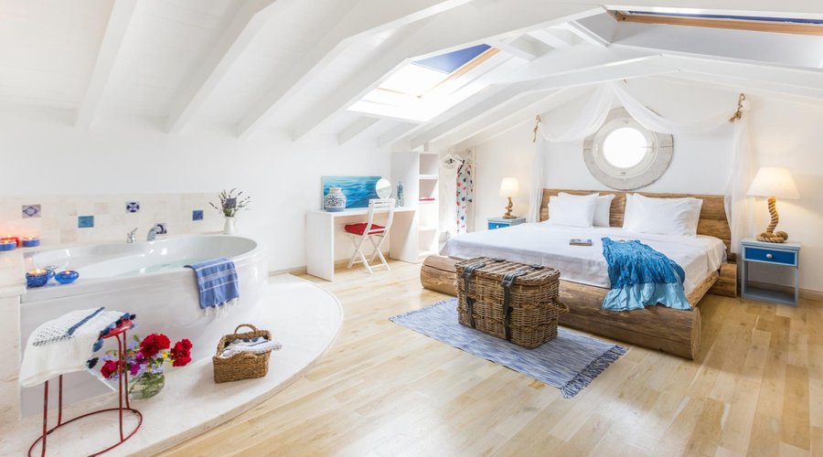 KING ROOM WITH WHIRLPOOL