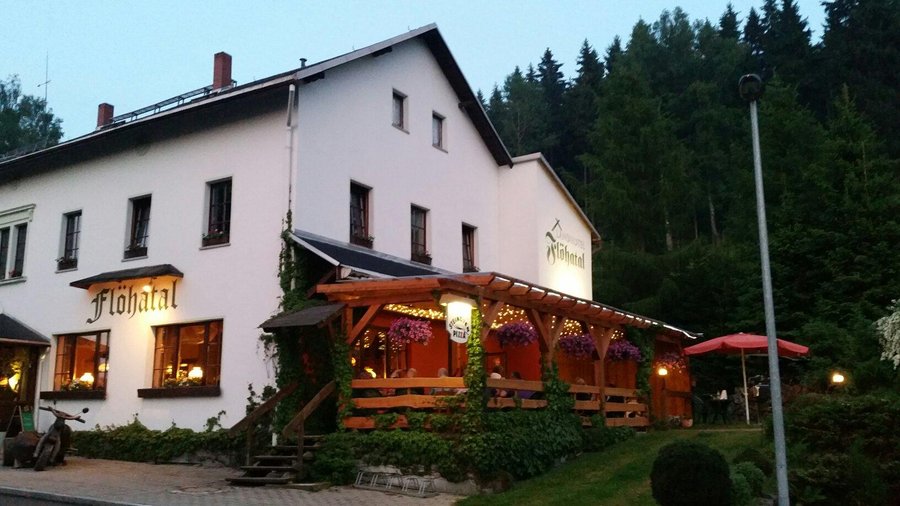 Außenansicht,Grillhütte und Ausblick von der Terrasse.