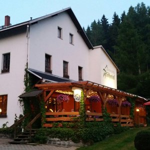 Außenansicht,Grillhütte und Ausblick von der Terrasse.