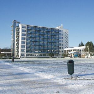 Lázně Aurora s panoramatickým výtahem v zimě