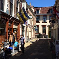 Een heerlijke binnenstad met veel historische panden. Je kan er op de grachten met een praamboo