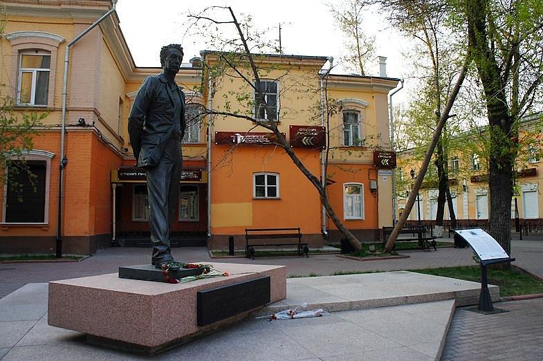 Ножиков памятник. Памятник Юрию Ножикову.. Памятник Ножикову в Иркутске. Сквер Сигеки Мори Иркутск.