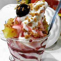 Ananas Amarene con granella di Amaretto