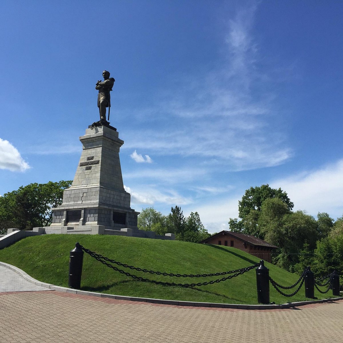 Памятник муравьеву амурскому хабаровск. Муравьев Амурский памятник. Памятник н.н. Муравьеву – Амурскому, набережная в г. Хабаровске купюра. Памятники на набережной Хабаровска. Фото памятника Муравьева Амурского в Хабаровске.