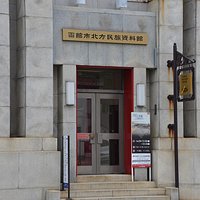 入口は市電の通りに面しています