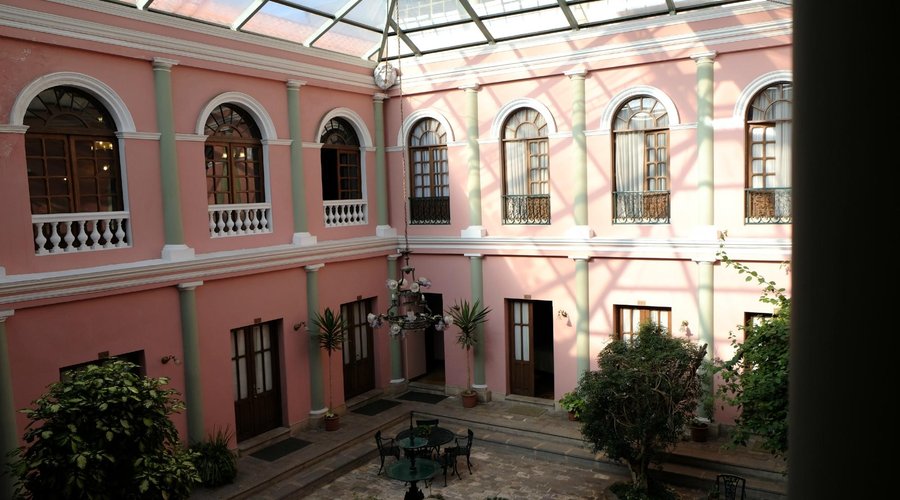 vue sur le patio et les chambres