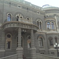 Główne wejście do Pałacu Karola Poznańskiego