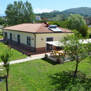 Circondato da un grande giardino a disposizione degli ospiti per godere la tranquillità del post