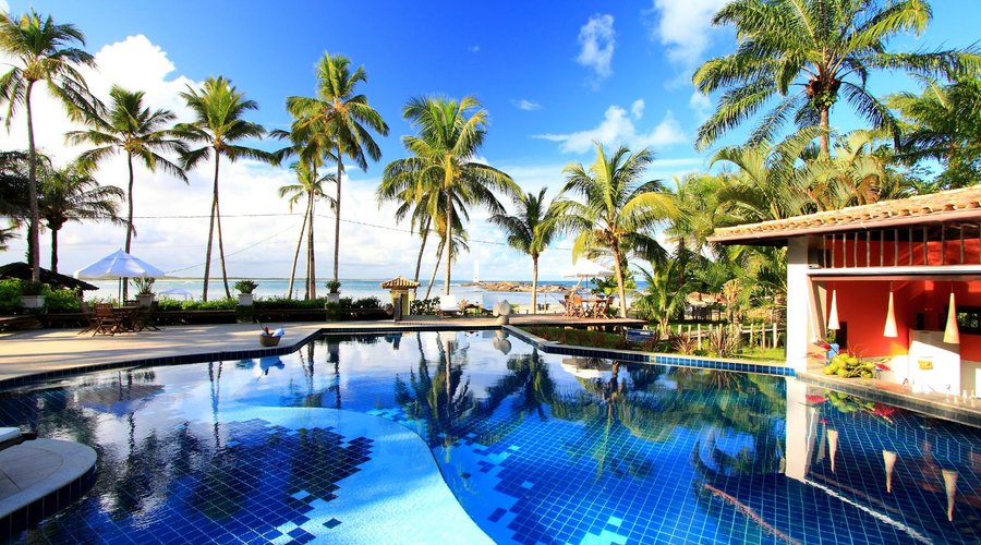 Piscina em frente ao mar