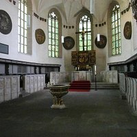 Blick in den Altarraum mit der Steinbilderbibel