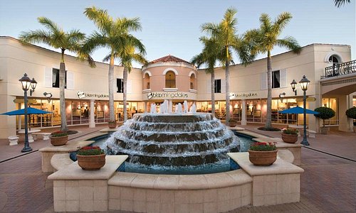 Bloomingdale’s The Outlet Store at Miromar Outlets