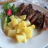 Tagliata al sangue con patate al forno