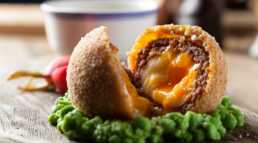 Мясное яйцо с гороховым пюре