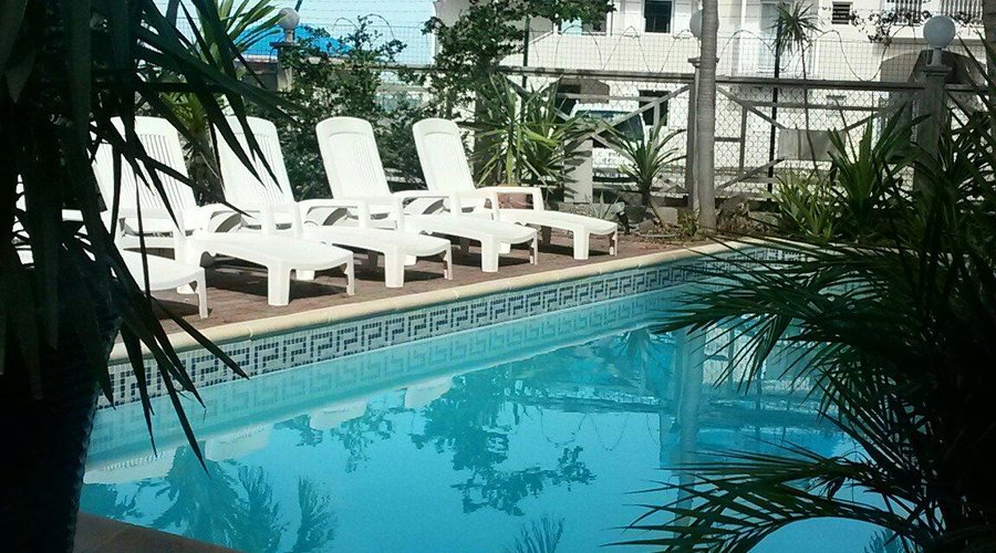 La piscine avec en face (un peu plus loin) une résidence privée