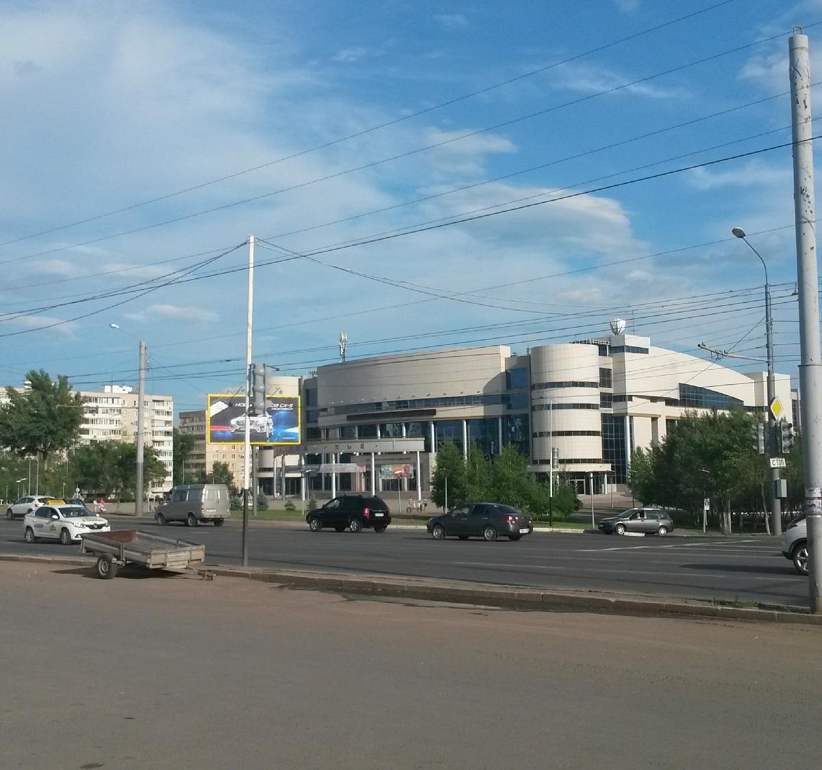 Оренбуржье оренбург. Памятник в Оренбурге напротив спорткомплекса Оренбуржье. Курганская 1 Оренбург. Оренбург фото улиц 2022.